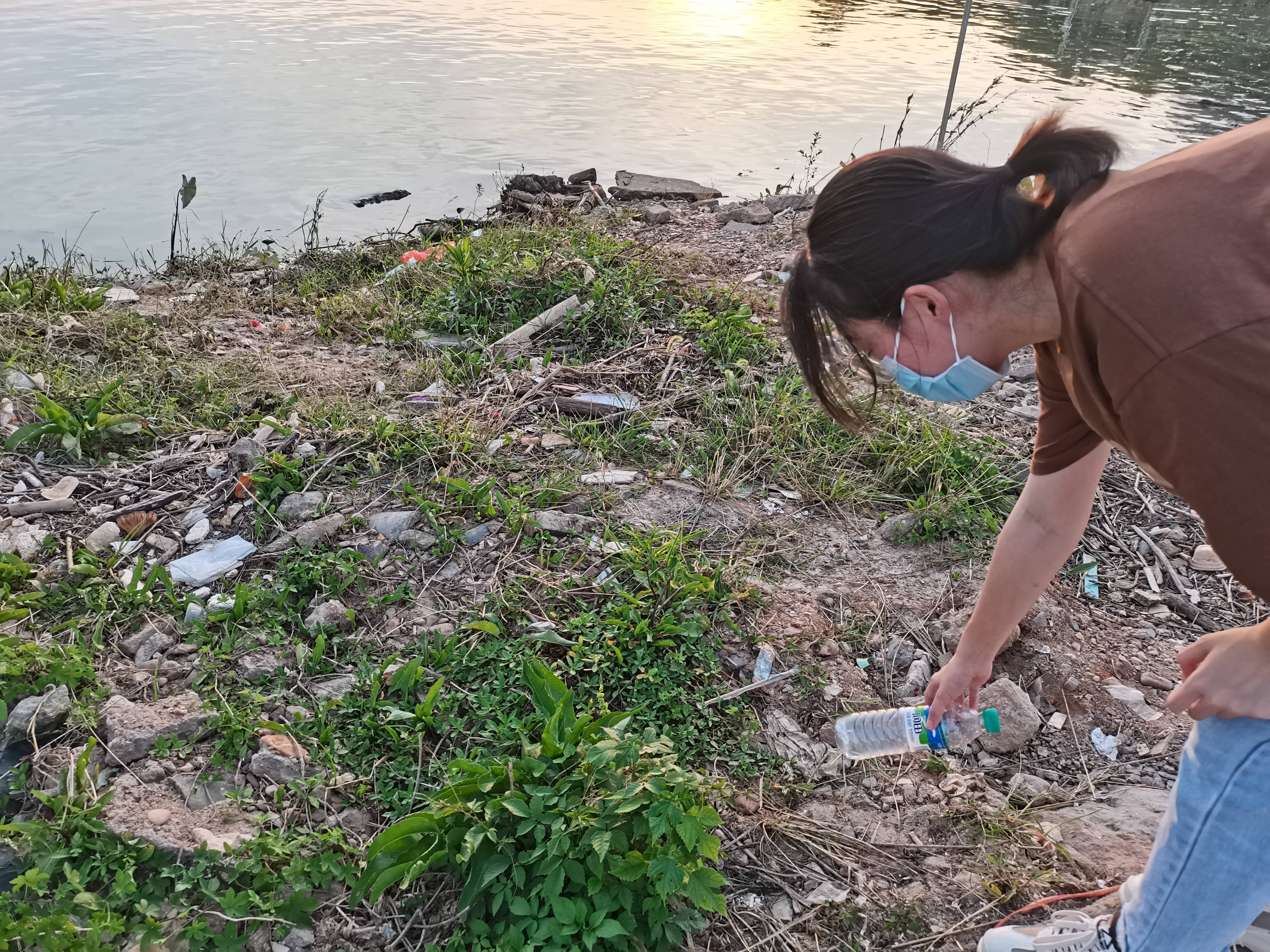 走近各地河流,清理周边垃圾_实践_治理_水污染